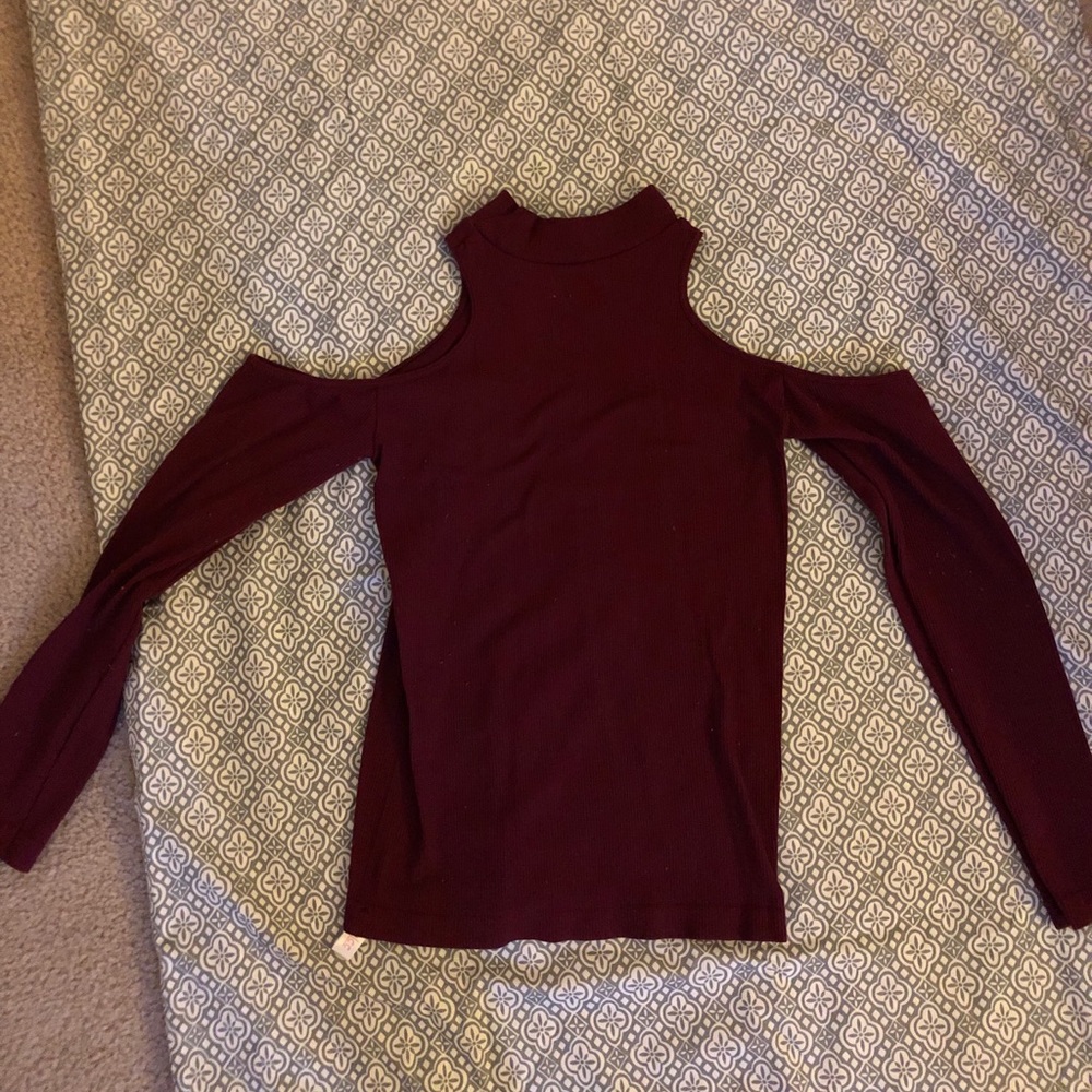 Shoulderless turtleneck blouse in maroon